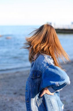 Mutlu genç erkek saç geliştirir ve kamera, ayakta o pozlar