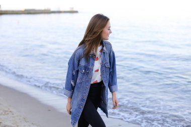 Şık kadın adımları deniz kıyısı ve teşkil etmektedir boyunca güvenle geldi