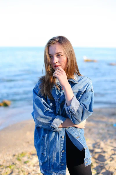 Güzel gülümseme ayakta o kameraya poz ile büyüleyici kadın