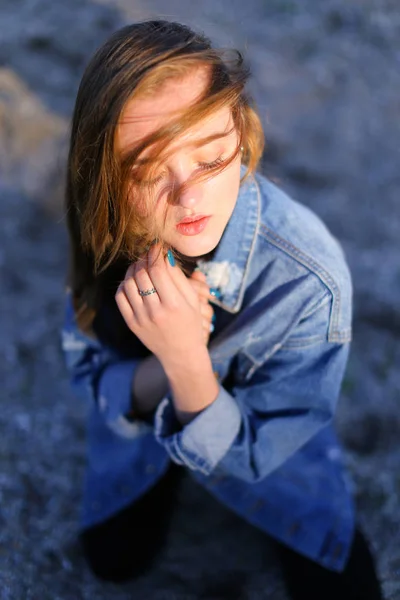 Shooting female portrait in profile on shore of Black Sea on war — Stock Photo, Image