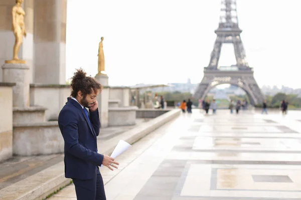 Arabian businessman arguing with partner by smartphone near Eiff — Stock Photo, Image