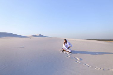 Kendine güvenen erkek Emirliği Oluşturucusu cep üzerinde müşteri ile konuşuyor.,