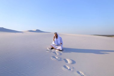 Kendine güvenen erkek Emirliği Oluşturucusu cep üzerinde müşteri ile konuşuyor.,