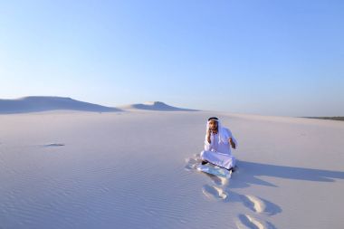 Başarılı Şeyh işadamı smartphone cep telefonu ile bu ile iletişim kurmak için kullandığı