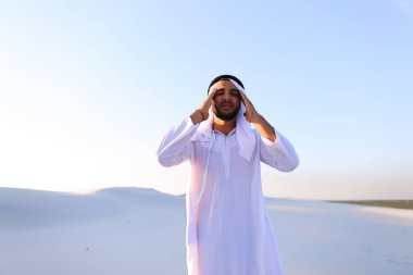 Müslüman adam baş ağrısı ve genel kırıklık hissediyor, stan uğrar