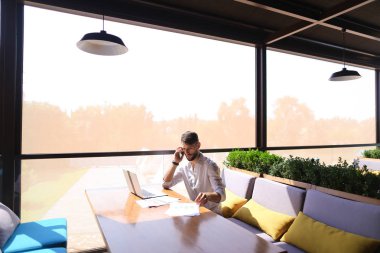 Dizüstü bilgisayar ve Çallı yeni bilgi tarama sorumlu Emlak