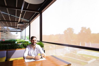 Ferah Editör gösteren onaylama geste.