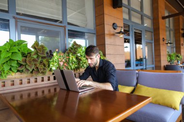 İstemci için örümcek ağı fotoğraf makinesi ve microp ile konuşurken Internet Danışmanı