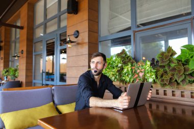 İstemci için örümcek ağı fotoğraf makinesi ve microp ile konuşurken Internet Danışmanı