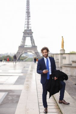 İspanyol işadamı arama ortağı Eiffel vaktimiz telefon ile