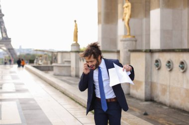 Arap işadamı yanında Eiff yakınındaki smartphone ile ortak savunarak