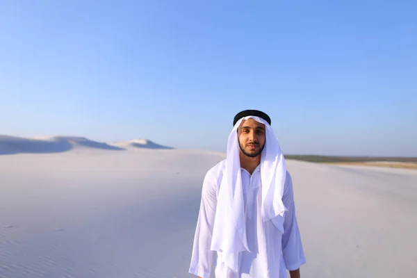 Joven emirato masculino se regocija en la vida y camina a través de extensiones o — Foto de Stock