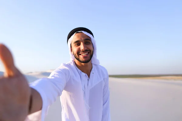 Щасливі портрет чоловічого Арабські, який посміхається і радіє життя, standi — стокове фото