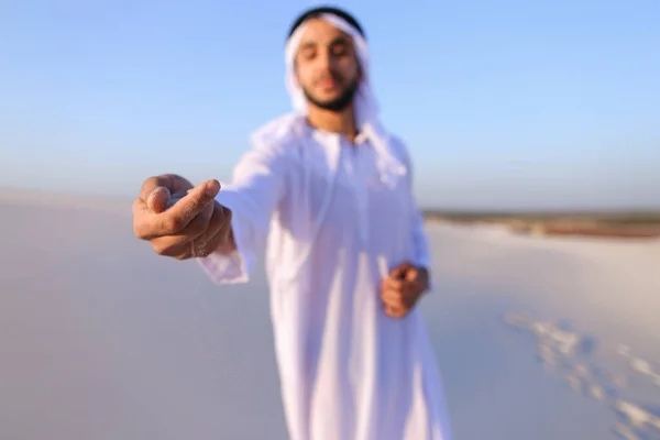 Nahaufnahme des Portraits und der Hände eines jungen Arabers im Sandstrand — Stockfoto