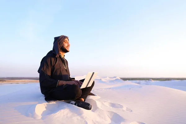 受过教育的阿拉伯学生使用笔记本电脑和工作坐在沙滩上 — 图库照片