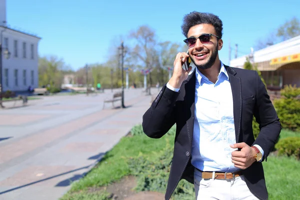 Menino italiano contando piadas para a esposa por telefone — Fotografia de Stock
