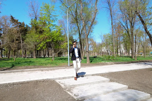 Arabo a piedi nel parco e sorridente al rallentatore — Foto Stock