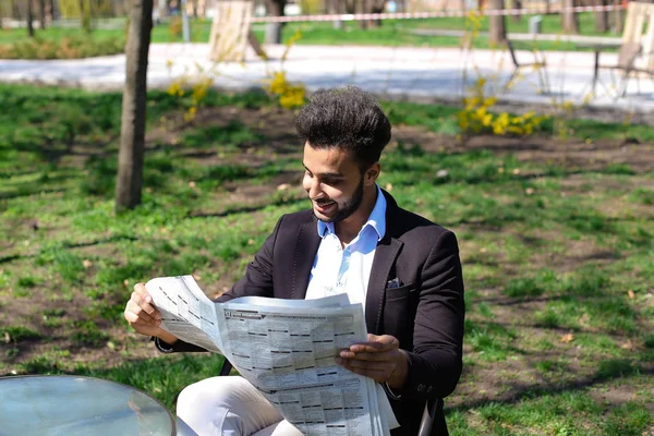 Árabe acabou de comprar novo jornal diário e leitura no parque . — Fotografia de Stock