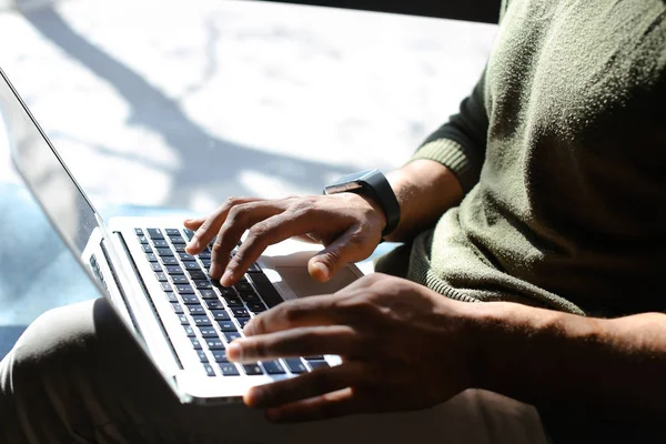 Journalist weiß neuen Artikel für Online-Magazin. — Stockfoto