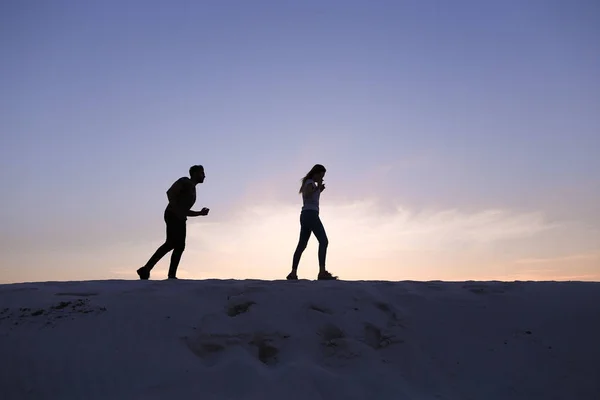 Due amanti del cuore, ragazzo e ragazze si stanno divertendo e correndo th — Foto Stock