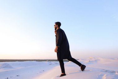 Yakışıklı erkek Arap işadamı görüşmelerde hücresel iş pro, s