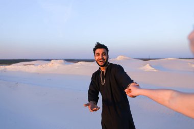 Beni Arap adam ve çöl elinde tarafından giren Avrupa kadın izle