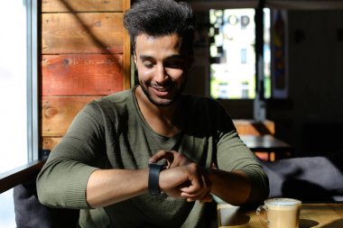 Eğitimden sonra vakit genç vücut geliştirmeci.