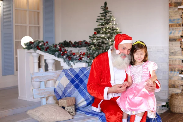 Alegre Papai Noel falando com a menina . — Fotografia de Stock