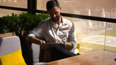 Avrupa işadamı kafeterya masada tablet kullanma.