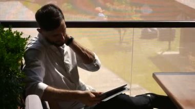Cryptologist tablet kafeterya masada kullanma ve doku ile ter bezleri.