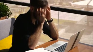 Serbest metin yazarı metin kafe masada dizüstü bilgisayarda yeniden yazmak.