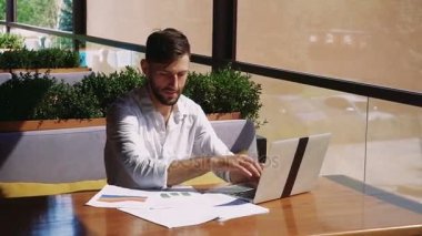 Dizüstü bilgisayar ve kağıtları kafeterya masada çalışma actuary.