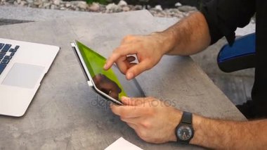 Tablet arka plan içinde laptop ile eller yukarı kapatın.