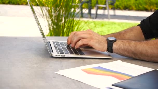 Gépírás laptop billentyűzet-ban lassú mozgás a szabadban. — Stock videók