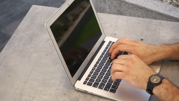 Kezében laptop billentyűzeten kívül gépelés közelről. — Stock videók