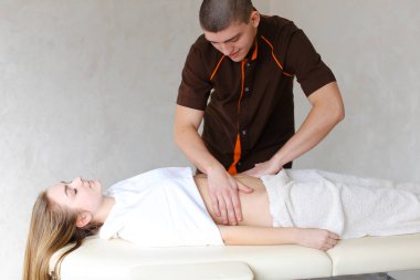 Göbek c nazik el hareketleri ile güçlü erkek masör kneads