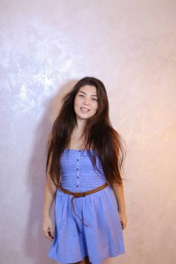 Kamera, arka plan üzerinde ayakta poz gülümseme ile güzel kadın