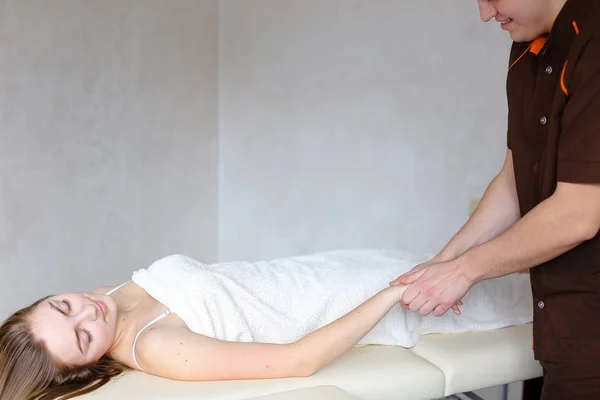 Erfahrener Arzt wendet manuelle Massagemethode manuell an — Stockfoto