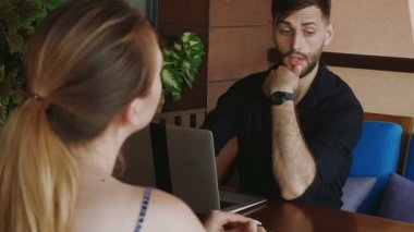 Kadın hakkında ücretsiz boşluk dizüstü kullanarak işveren ile söz.