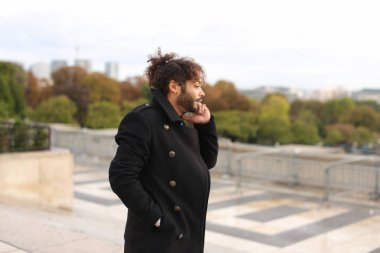 Yabancı erkek smartphone cep telefonu ile Fransız kız sohbet