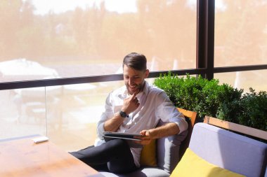 Avrupa işadamı kafeterya masada tablet kullanma.