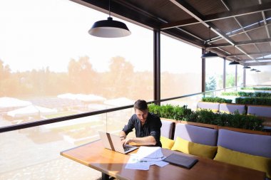 Serbest metin yazarı metin kafe masada dizüstü bilgisayarda yeniden yazmak.