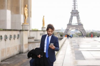 İspanyol işadamı arama ortağı Eiffel vaktimiz telefon ile