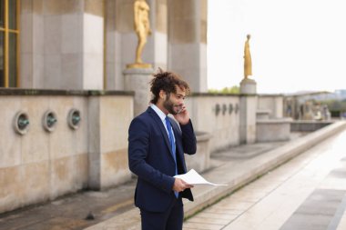 Müslüman çocuk yanında smartphone Eiffel için yakın kız arkadaşımla flört