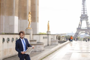 İspanyol gazeteci Eyfel Kulesi'ne yakın gazete okuma ve