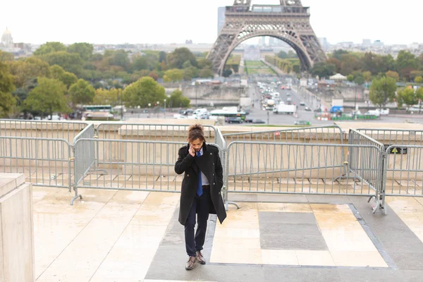 Novio árabe hablando en el teléfono inteligente cerca de la Torre Eifel en mot lento — Foto de Stock