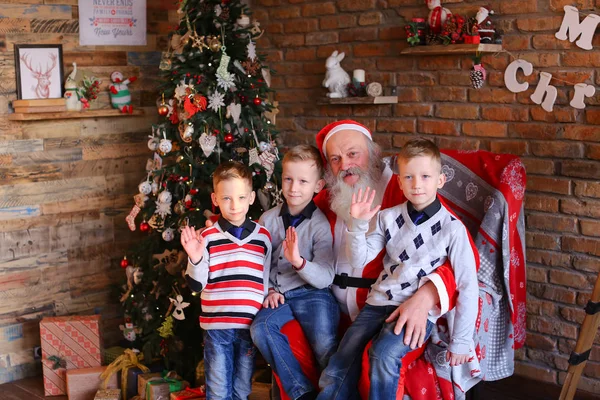 Tres hermanos chicos le piden deseos a Papá Noel y le envían saludos — Foto de Stock