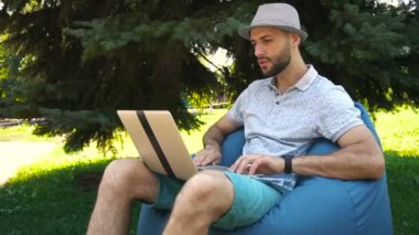 Ferah adam izlemek canlı akışı futbol maçı laptop çanta sandalye dışında tarafından.