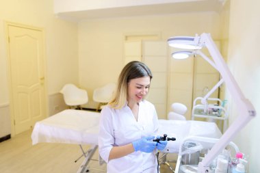 Profesyonel kadın microblading master araçları iş için hazırlar.