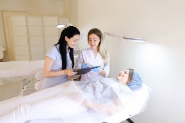 El ile kaş dövme ustası kadın kadın Yardımcısı ile görüşmeler